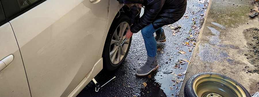 Installing a spare wheel on a Mazda 3